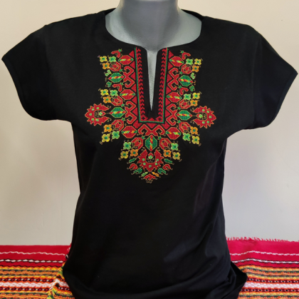 Черна  дамска тениска с бродерия