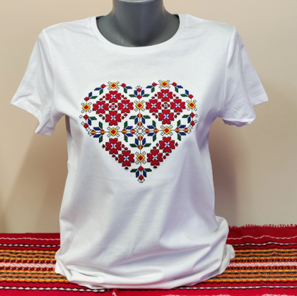 Дамска бяла тениска с бродерия -  Сърце