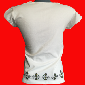 Бяла висококачествена  дамска тениска с мотиви на шевици